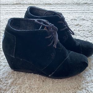 VGUC Toms suede like bootie size 5